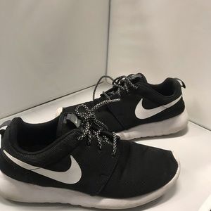 Roshe Run Size 9 Used Men